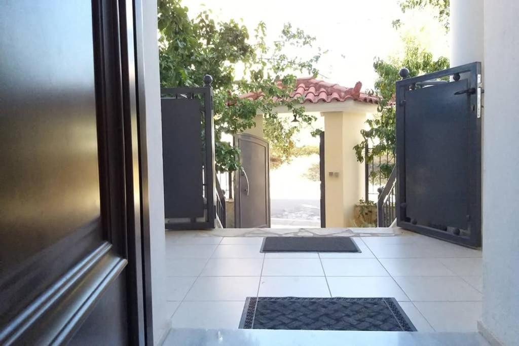 New, Bright, Cozy, Autonomous Apartment With Private Entrance And Garden, 42 M2, 5Min To The Beach And City Center Kalamata Exterior foto