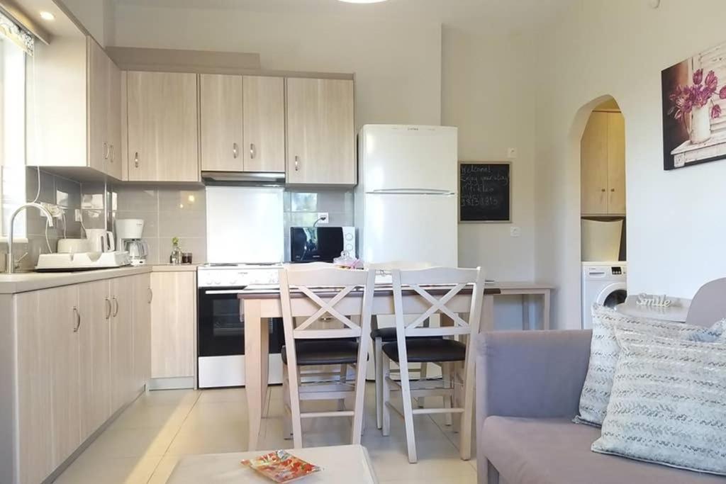 New, Bright, Cozy, Autonomous Apartment With Private Entrance And Garden, 42 M2, 5Min To The Beach And City Center Kalamata Exterior foto