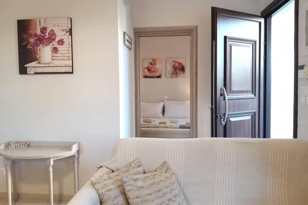 New, Bright, Cozy, Autonomous Apartment With Private Entrance And Garden, 42 M2, 5Min To The Beach And City Center Kalamata Exterior foto