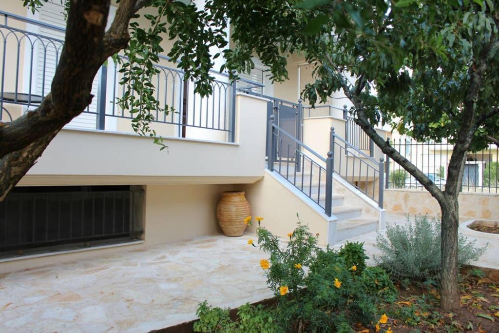New, Bright, Cozy, Autonomous Apartment With Private Entrance And Garden, 42 M2, 5Min To The Beach And City Center Kalamata Exterior foto