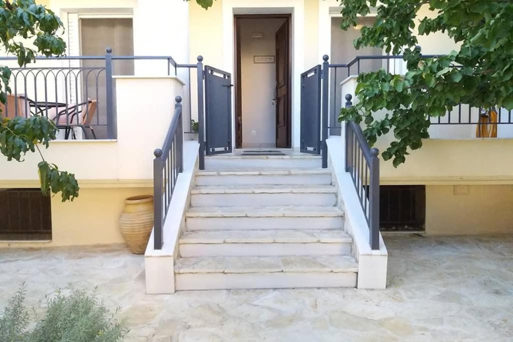 New, Bright, Cozy, Autonomous Apartment With Private Entrance And Garden, 42 M2, 5Min To The Beach And City Center Kalamata Exterior foto